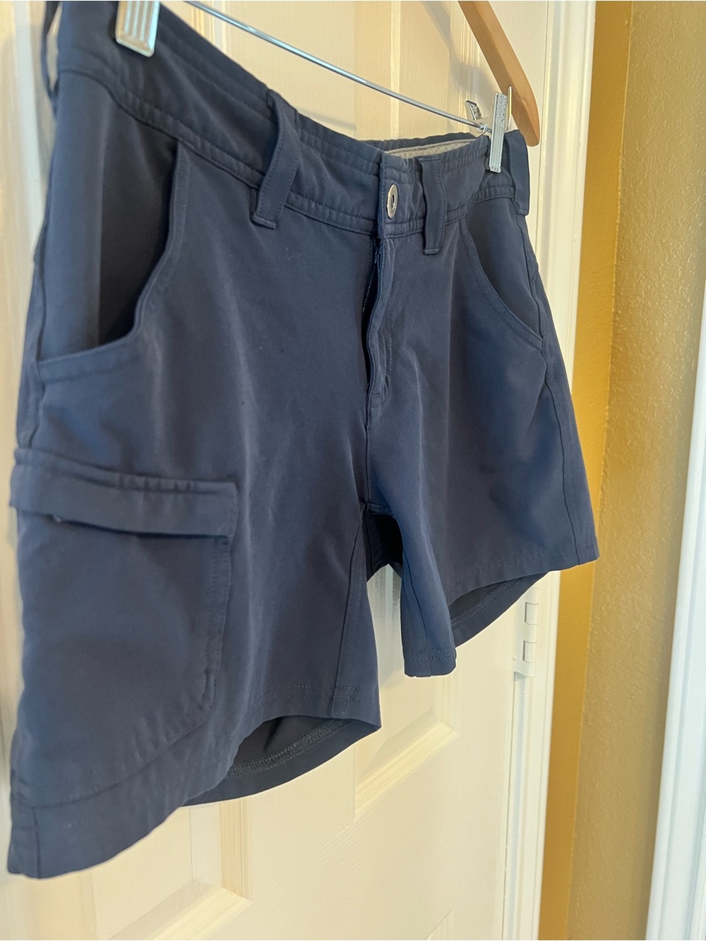 The North Face Women's Navy Blue Cargo Short, Size 2